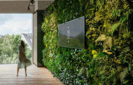 riesige Dschungelmoos Wandverkleidung mit integriertem Flat Screen in moderner Umgebung