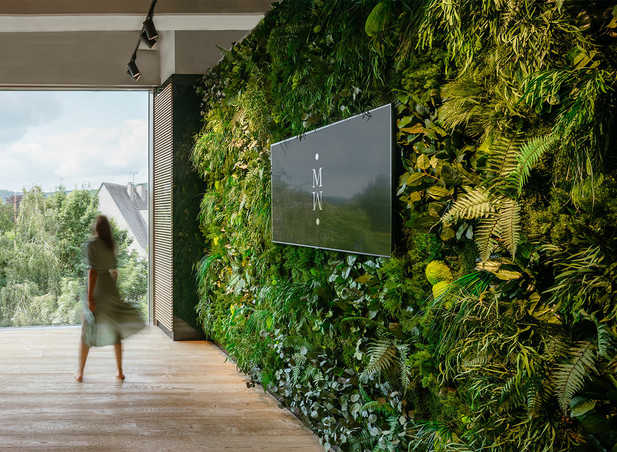 riesige Dschungelmooswand mit integriertem Flat Screen in moderner Umgebung
