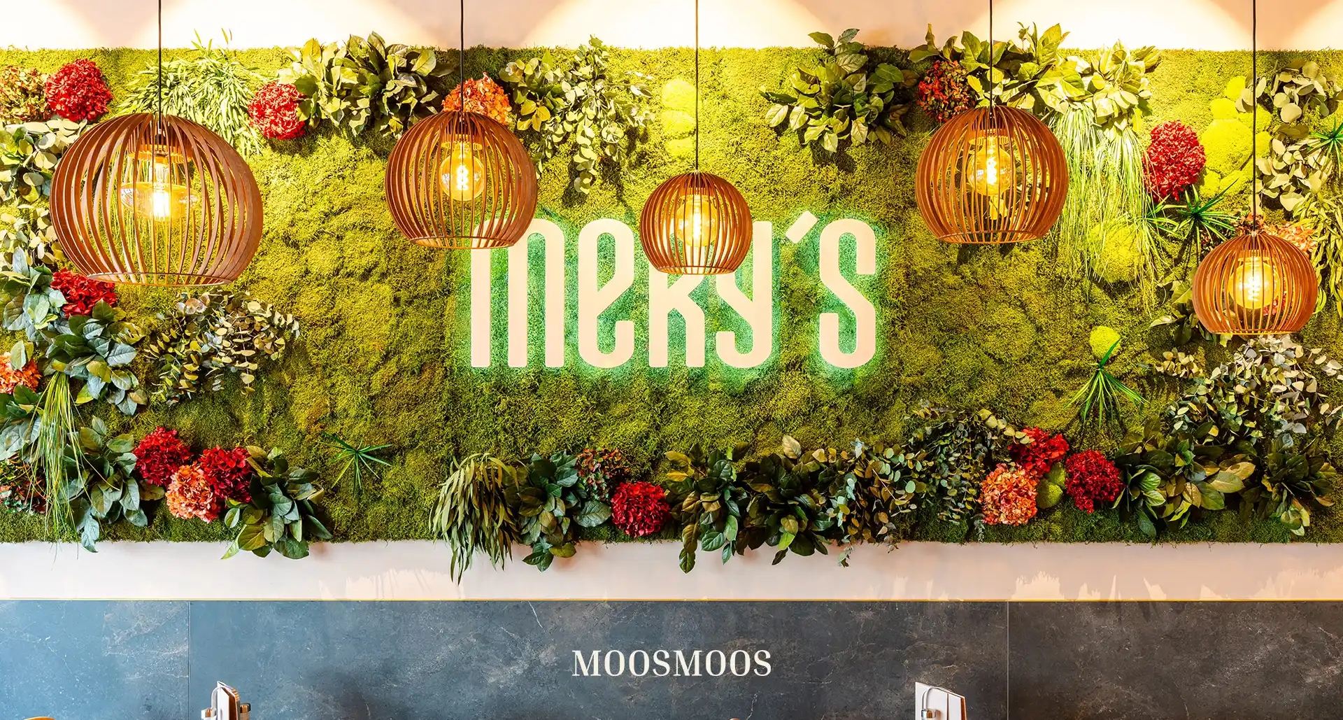 MOOSMOOS Blumenwand / Flowerwall mit echten Blumen, Pflanzen und Moosen mit Logo