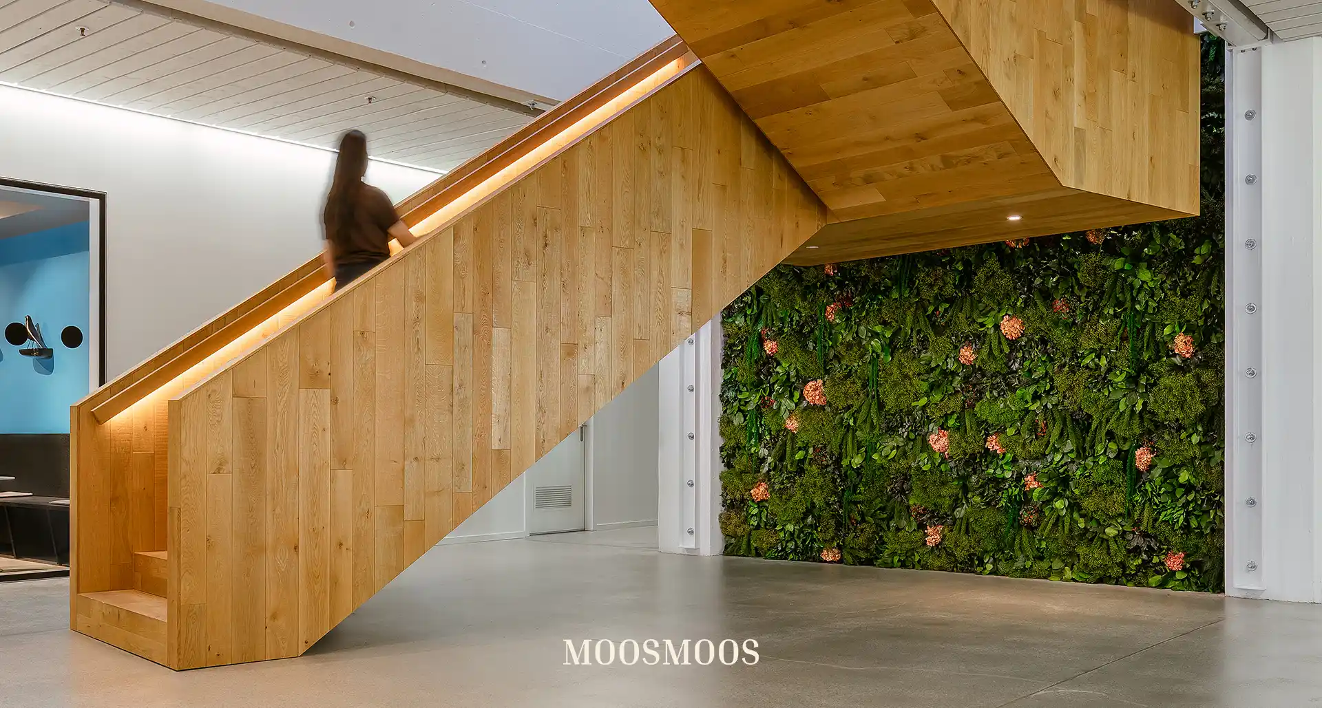 MOOSMOOS Blumenwand / Flowerwall mit echten Blumen, Pflanzen und Moosen im Treppenaufgang