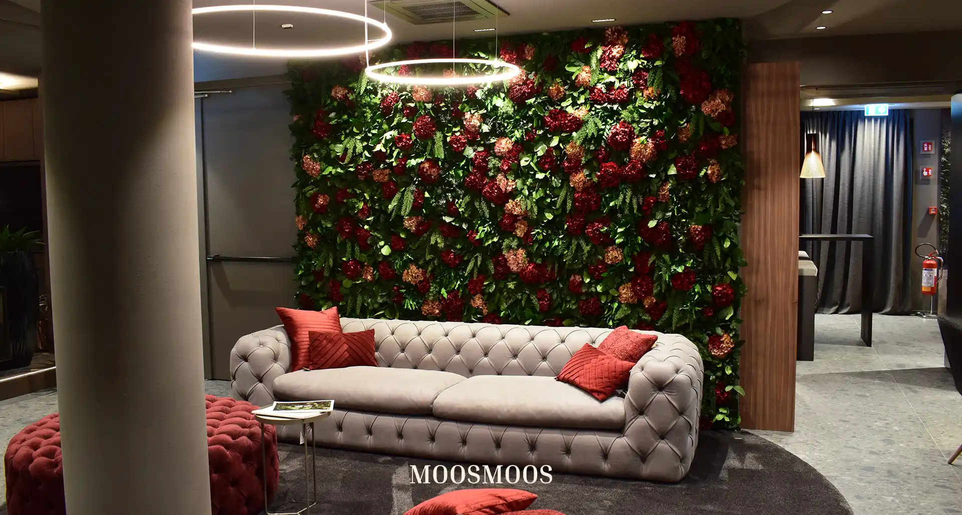 MOOSMOOS Blumenwand / Flowerwall mit echten Blumen, Pflanzen und Moosen im Wohnzimmer