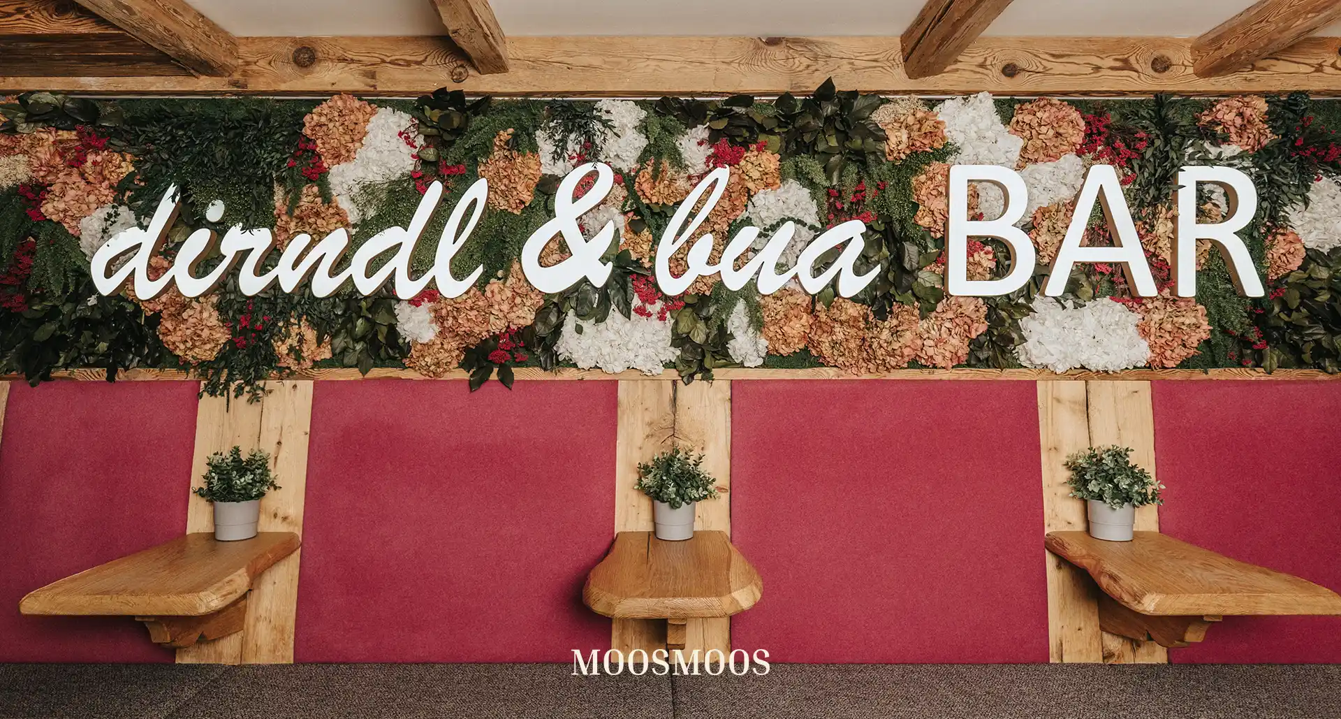 MOOSMOOS Blumenwand / Flowerwall mit echten Blumen, Pflanzen und Moosen im Restaurant