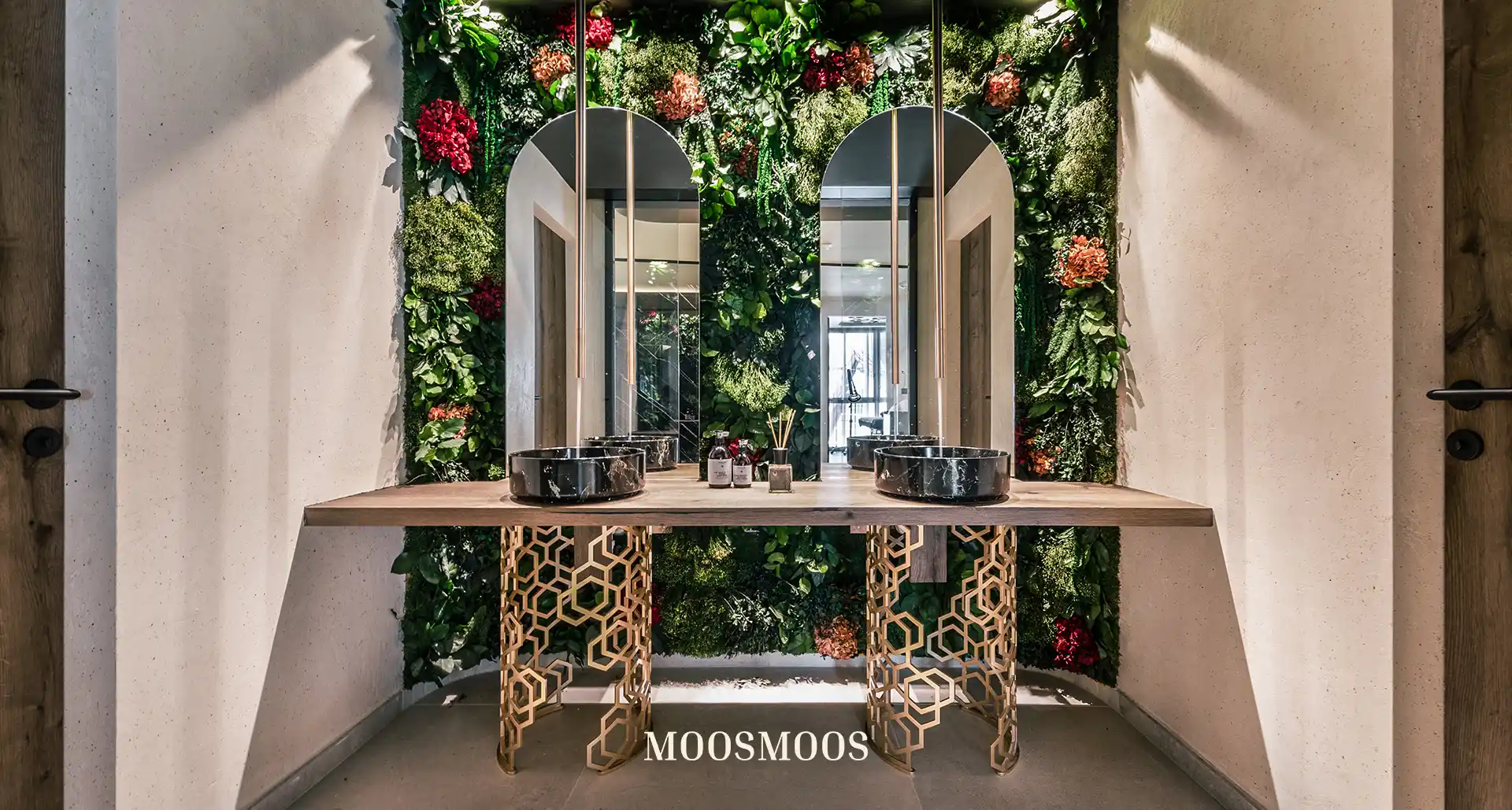 MOOSMOOS Blumenwand / Flowerwall mit echten Blumen, Pflanzen und Moosen im Bad