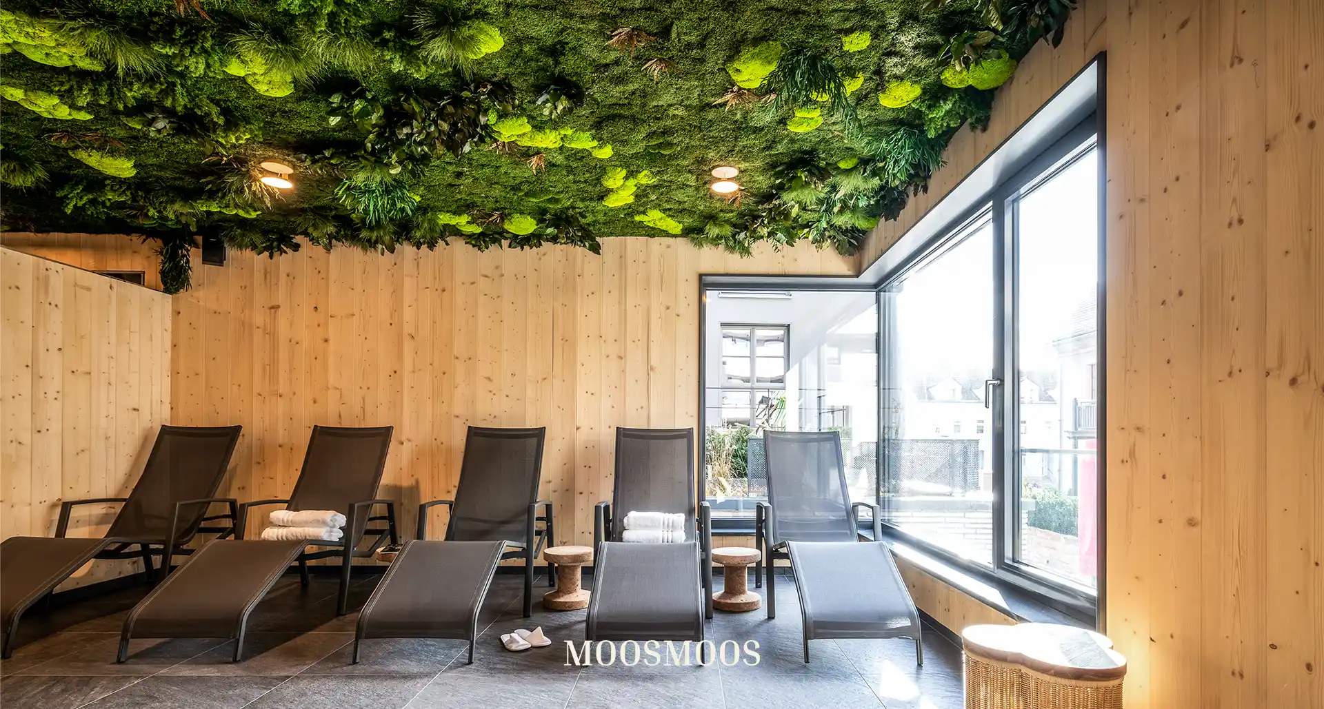 MOOSMOOS Deckenverkleidung / Mooswand an der Decke im Saunabereich mit Moos und Pflanzen