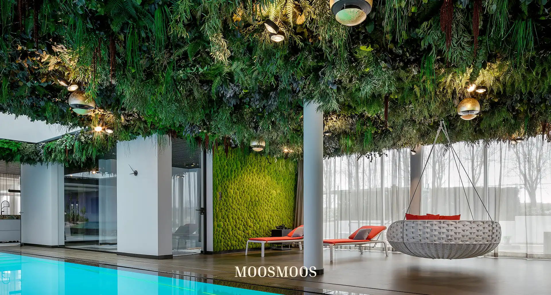 MOOSMOOS Deckenverkleidung / Mooswand an der Decke im Schwimmbad mit Moos und Pflanzen