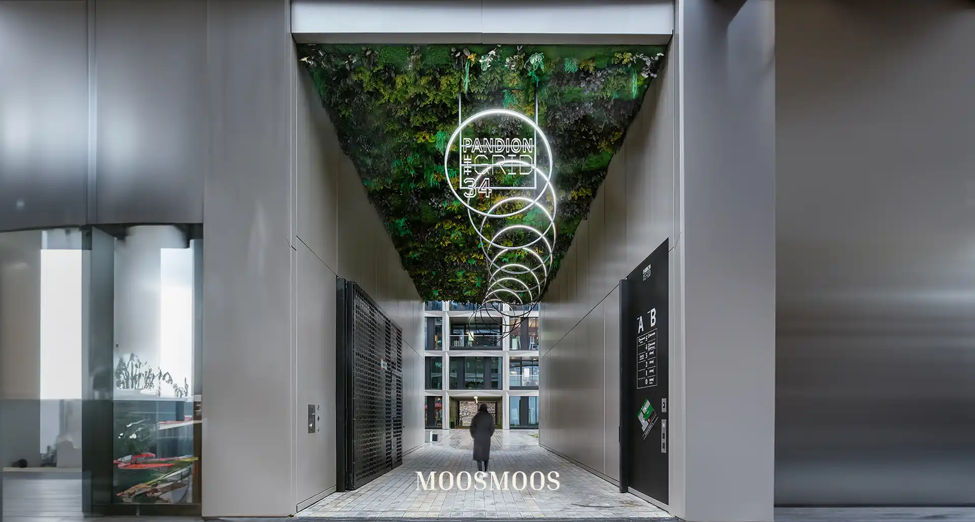 MOOSMOOS Deckenverkleidung / Mooswand an der Decke im Außenenbereich Durchgang mit Moos und Pflanzen