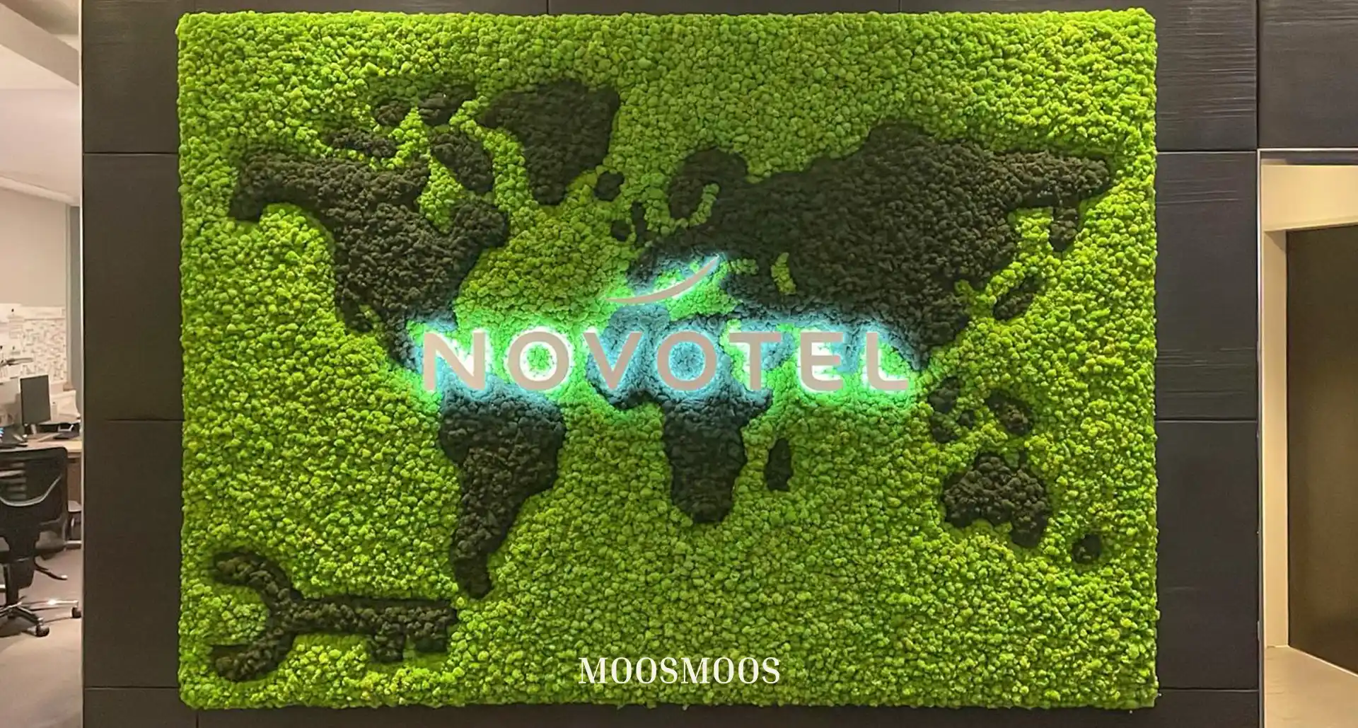 Mooswand mit Logo aus Moos und Buchstaben Weltkarte aus Islandmoos mit Beleuchtung