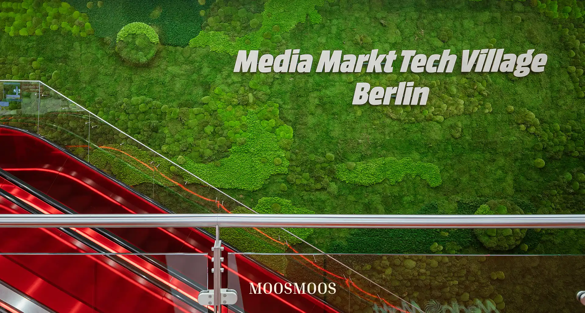 Mooswand Media MArkt Berlin mit Logo aus Moos und Buchstaben auf Mixedmooswand