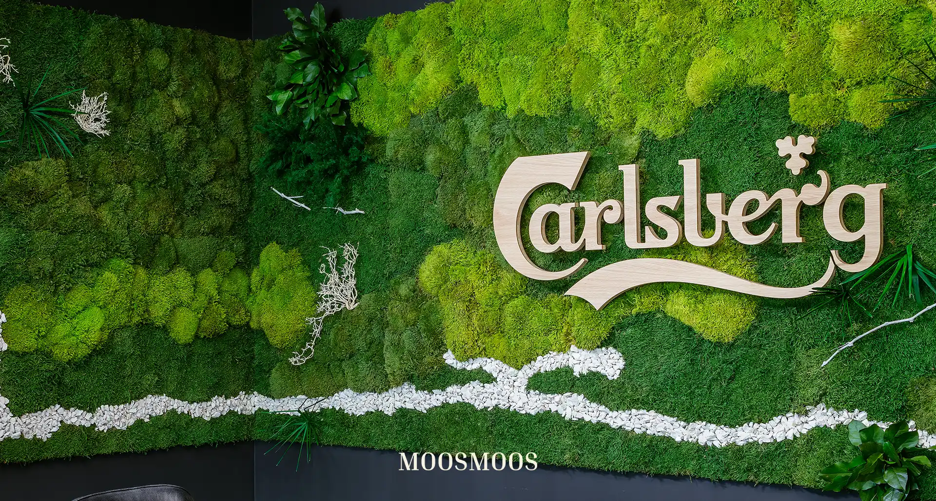 Mooswand mit Logo aus Moos und Buchstaben Carlsberg aus Holz und Steinen