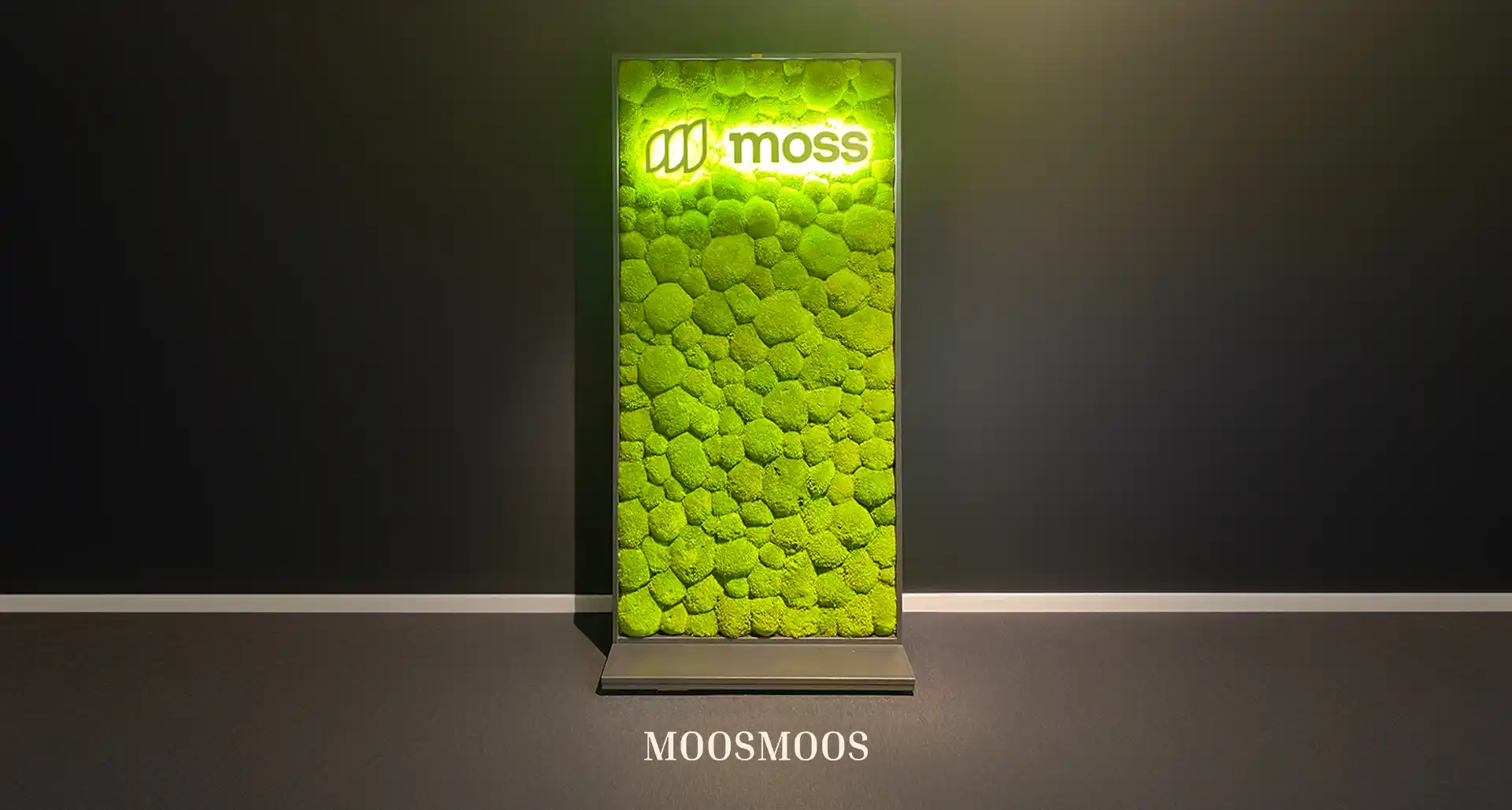 MoosMoos Raumteiler und Trennwände mit Logo aus Moos und Pflanzen