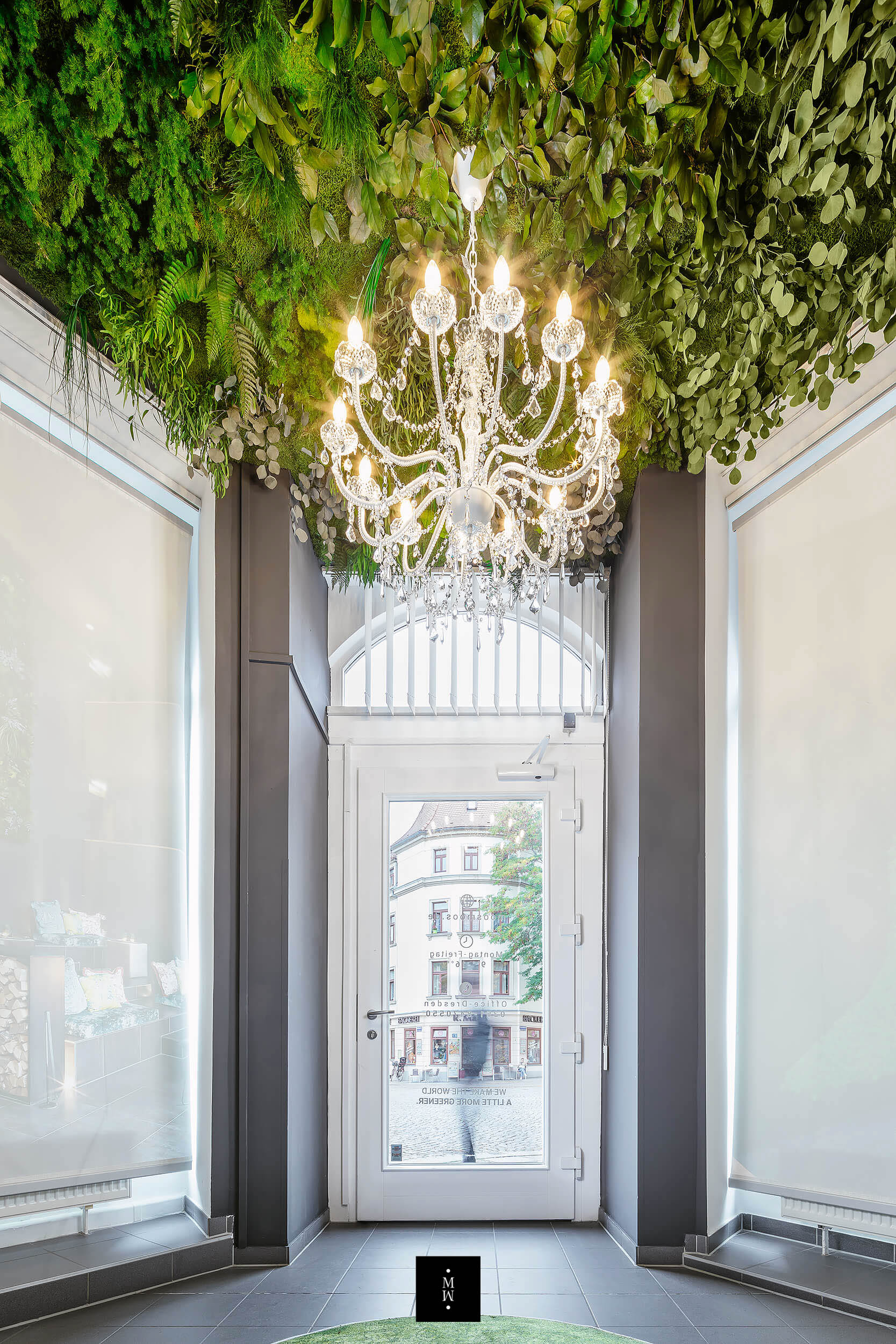 Dschungelmoosdecke mit Kronleuchter im Showroom Dresden